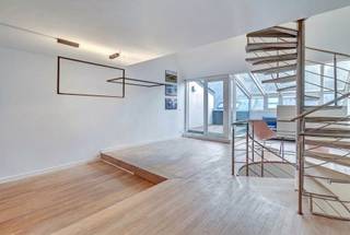 Deze prachtige duplex in de Naamsestraat, gelegen in een prestigieuze wijk, combineert modern comfort met elegantie. Het appartement beschikt over een inkomhal met vestiaire en apart toilet, twee ruime slaapkamers met en-suite badkamers, een lichtrijke leefruimte met volledig uitgeruste open keuken (Miele), eetkamer en meerdere terrassen en balkons. Kelder inbegrepen. Ruime parkeerplaats in het gebouw voor €45.000. Elektriciteit conform en vrij bij akte. Hoogwaardige afwerking, uitstekende ligging en uitzonderlijke lichtinval maken dit een absolute topper. Zeker een bezoek waard!
