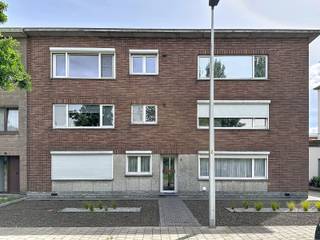 <p>Op zoek naar een appartement dat u onmiddellijk kunt betrekken én waar u met enkele opfriswerken uw eigen droomwoning van kunt maken? Dan is dit appartement op de tweede verdieping van een kleinschalige residentie met slechts zes appartementen zeker een bezoek waard.</p>
<p>Gelegen in een rustige straat met een uitstekende verbinding naar de A12, combineert deze eigendom een aangename woonomgeving met een vlotte bereikbaarheid richting Antwerpen, Brussel en de omliggende gemeenten.</p>
<p>Dankzij de grote raampartijen geniet de leefruimte van een overvloed aan natuurlijk licht en een prachtig groen uitzicht, wat zorgt voor een bijzonder aangenaam woongevoel. Het appartement is onmiddellijk bewoonbaar, maar biedt tegelijkertijd de mogelijkheid om met enkele cosmetische opfriswerken, zoals schilderwerken en een persoonlijke inrichting, uit te groeien tot een echt pareltje.</p>
<p>Ook op energetisch vlak werden de voorbije jaren belangrijke investeringen uitgevoerd. Zo werd in 2023 een nieuwe condenserende verwarmingsketel geplaatst, werden de ramen vernieuwd met hoogrendementsbeglazing en werd het dak volledig vernieuwd en geïsoleerd met 12 cm PUR. Hierdoor geniet u van een energiezuinige woning met een hoger wooncomfort en lagere energiekosten.</p>
<p>Extra praktisch zijn de ruime, droge privatieve kelderberging in het ondergrondse gedeelte van het gebouw en de garagebox achter het gebouw, die inbegrepen is in de vraagprijs.</p>
<p><strong>Troeven:</strong></p>
<ul>
<li>Rustige ligging met vlotte verbinding naar de A12</li>
<li>Kleinschalig gebouw met slechts 6 appartementen</li>
<li>Gelegen op de tweede verdieping</li>
<li>Zeer lichtrijke leefruimte met mooi groen uitzicht</li>
<li>Bewoonbaar na akte (oktober)</li>
<li>Mogelijkheid om met beperkte opfriswerken een echte topper te creëren</li>
<li>Nieuwe condenserende ketel (2023)</li>
<li>Nieuwe ramen met hoogrendementsbeglazing</li>
<li>Vernieuwd en geïsoleerd dak (12 cm PUR)</li>
<li>Ruime privatieve kelderberging</li>
<li>Garagebox inbegrepen in de prijs</li>
<li>Interessant voor eigen bewoning én als investering</li>
</ul>
<p>Een appartement met een uitstekende basis, veel licht, een groene omgeving en een sterke energetische score. Kom de mogelijkheden zelf ontdekken tijdens een bezoek!<br /><br />Afmetingen via energiedeskundige.</p>