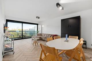  Met oog voor detail en hoogwaardige materialen werd dit volledig gerenoveerde appartement van ca. 90 m² in 2023 omgetoverd tot een stijlvolle...