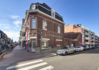 Uniek gelegen woning in het centrum van Roeselare bestaande uit een lichtrijke leefruimte met eet-en zithoek, ruime keuken, koer/stadstuin en...