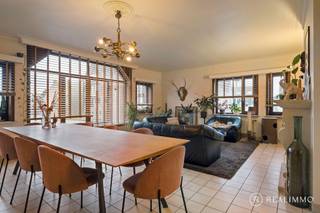 Dit instapklare en uitstekend onderhouden duplexappartement combineert een ruime bewoonbare oppervlakte met een uitzonderlijke lichtinval...