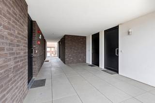 This modern and energy-efficient apartment, located in the recent residence “Stadspoort” on Kempische Steenweg, was built in 2019 and offers...