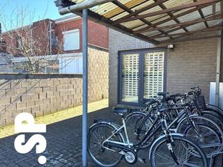 Het pand heeft de volgende indeling: Grote ruimte die momenteel is onderverdeeld (dmv wegneembare wanden) in een receptie, bureel en werkruimte (96m²). Achteraan is een berging voorzien (tegels; 5m²), 2 toiletten en een ingerichte keuken (tegels; kasten, dampkap, keramisch kookvuur, dubbele spoelbak, vaatwasser en koelkast; 15m²).<br /><br />Achteraan zijn 2 privatieve autostaanplaatsen voorzien. Vooraan het gebouw is er een parking voor cliënteel aanwezig.<br /><br />Het pand is geschikt voor volgende doeleinden: stockage, winkelruimte, burelen, vrije beroepen, etc. Geen horeca toegelaten!<br /><br />- Energielabel B<br />- CV = Aardgas<br />- Veiligheidsrolluiken voorzien aan de binnenkant!<br /><br />Voor bijkomende inlichtingen of een bezoek ter plaatse kan u steeds vrijblijvend contact opnemen met Immo S|P op het nummer 014/59.10.20. of via info@immosp.be.