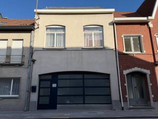 In het volle cetrum, op wandelafstand van het station deze ruime gezinswoning.<br /><br />Vooraan mogelijkheid tot bureel of speelruimte voor de kids.<br />Achteraan een ruime garage.<br /><br />De leeftuimte kijkt uit op de tuin.<br /><br />3 slaapkamers, uitbreiding mogelijk in de zolder bereikbaar via een vaste trap.<br /><br />Een gigantische droge kelder/werkplaats/wasplaats.<br /><br />Kortom een heel ruime woning ideaal voor grote gezinnen.