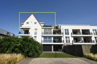 <p><span>LUXE PENTHOUSE MET RUIM ZUIDTERRAS NABIJ SCHILDE-DORP!</span></p><p><span>Op korte afstand van het centrum van Schilde bevindt zich dit stijlvol en uitstekend onderhouden drie slaapkamer penthouse met een bewoonbare oppervlakte van 174 m² en een zuidgericht terras van 24 m².</span></p><p><span>De lift brengt u rechtstreeks tot in de inkomhal met vestiairekast en gastentoilet. De ruime leefruimte geniet dankzij de hoge nok van een aangename loftsfeer en heeft een goede natuurlijke lichtinval omwille van schuifraam en ramen rondom. </span></p><p><span>Leefruimte omvat een salon met gashaard, eetplaats en airconditioning. Via het schuifraam bereikt u het zonnige terras met buitenberging, verlichting, automatische screens, zonneluifel en jacuzzi (overname mogelijk), waarvoor een stabiliteitsstudie werd uitgevoerd.</span></p><p><span>De luxueuze keuken is volledig ingericht en uitgerust met toestellen van Miele en Atag. Aansluitend bevindt zich een praktische berging met aansluitingen voor wasmachine en droogkast.</span></p><p><span>Via de nachthal bereikt u de masterbedroom met dressing en een badkamer met inloopdouche, lavabomeubels, ingemaakte kasten en toilet. Daarnaast is er nog een tweede en derde slaapkamer, waarvan één als mezzanine met dressing, en een tweede ruime badkamer met inloopdouche en maatkasten. Het appartement is overwegend afgewerkt met eiken parket, gecombineerd met tegelvloeren in keuken en badkamers, veel ingemaakte kasten, airco, alarmsysteem, videofonie, elektriciteit conform,...</span></p><p><span>Overname van jacuzzi, muziekinstallatie en gordijnen/lamellen is bespreekbaar. </span></p><p><span>Twee ondergrondse autostaanplaatsen met elk een privatieve berging zijn afzonderlijk aan te kopen aan € 30.000 per stuk. Eén staanplaats beschikt over een gekeurde hybride laadpaal. </span></p><p><span>De gemeenschappelijke kosten bedragen ca € 130 per maand.</span></p><p><span>Een bijzonder ruime penthouse waar hoogwaardige afwerking, comfort en een uitstekende ligging vlak bij Schilde-dorp samenkomen. Contacteer ons voor meer informatie of een bezoek ter plaatse.</span></p><p><span> </span></p><p><span> </span></p><p><span> </span></p><p><span> </span></p>