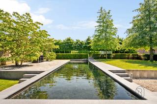 TE KOOP: Ruime en energiezuinige villa met zwemvijver in Sint-Eloois-Winkel!<br /><br />Deze instapklare en uitstekend onderhouden woning is gelegen in Sint-Eloois-Winkel, op een centrale locatie met vlotte bereikbaarheid en nabij alle voorzieningen.<br /><br />De woning, gebouwd in 2011, bevindt zich op een ruim perceel van 1.688 m² en beschikt over een bewoonbare oppervlakte van ca. 393 m². Dankzij de doordachte indeling, kwalitatieve afwerking en talrijke troeven biedt deze eigendom alle comfort voor wie op zoek is naar ruim en aangenaam wonen.<br /><br />INDELING:<br />Op het gelijkvloers bevinden zich een ruime leefruimte (met bar), volledig uitgeruste leefkeuken van 26 m², bureauruimte, praktische was-/bergruimte met douche en garage met sectionale poort. Op de verdieping zijn er vier slaapkamers en een badkamer aanwezig (vrijstaand ligbad en inloopdouche). Daarnaast beschikt de woning over een ruime zolder van ca. 50 m², die reeds is ingericht als vijfde slaapkamer.<br /><br />Buiten geniet u van een prachtig aangelegde (2014) zuidgerichte tuin van ca. 800 m² met ruim terras van 60 m², verwarmde zwemvijver met warmtepomp, overdekte buitenbar en tuinberging — ideaal voor ontspanning en gezellige momenten met familie en vrienden.<br /><br />Deze eigendom is ideaal voor gezinnen of wie op zoek is naar een ruime, energiezuinige woning met hoogwaardige afwerking en uitstekende buitenbeleving.<br /><br />Wat maakt deze eigendom uniek?<br />♦ bewoonbare oppervlakte van ca. 393 m²<br />♦ ruim perceel van 1.688 m²<br />♦ vijf volwaardige slaapkamers<br />♦ bureauruimte ideaal voor thuiswerk<br />♦ zuidgerichte tuin met verwarmde zwemvijver<br />♦ ruim terras en overdekte buitenbar<br />♦ vloerverwarming en dubbele beglazing<br />♦ energiezuinige woning (zonnepanelen)<br />♦ achteraan het perceel mag nog een bijgebouw geplaatst worden (wachtbuizen liggen klaar)<br />♦ regenwater aangesloten (2 x 10.000 liter)<br /><br />Interesse in deze ruime gezinswoning met tal van troeven?<br />Contacteer ons vandaag nog: charlotte@immobeguin.be