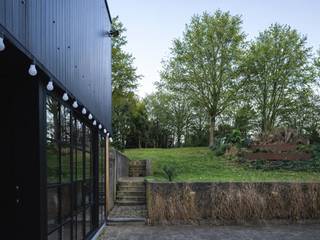 <strong>Scheldewindeke – Ruime woning met loftkarakter in een groen, glooiend landschap op slechts 20 minuten van Gent</strong><br /><br /><span><span><span><span><span><em>Voor meer informatie: <strong><span>info@carloeggermont.be</span></strong></em></span></span></span></span></span><br /><br /><span><span><span><span><span>Deze karaktervolle woning met een bewoonbare oppervlakte van ca. <strong><span>250 m²</span></strong>,<strong> </strong><strong><span>vier</span> </strong><strong><span>slaapkamers</span></strong> en <strong><span>twee badkamers</span></strong> is gelegen op een perfect georiënteerd perceel van <strong><span>1.700 m²</span></strong>. De woning geniet van open en weidse zichten aan de oost-, zuid- en westzijde en is volledig ingebed in een groen, glooiend landschap.</span></span></span></span></span><br /><br /><span><span><span><span><span>De woning onderging de voorbije jaren een <strong><span>grondige en doordachte </span></strong><strong><span>verbouwing</span></strong>, waarbij bijzondere aandacht werd besteed aan comfort, ruimtebeleving en energie-efficiëntie. Dit resulteerde in een <strong><span>gunstige EPC-score van 138 kWh/m²/jaar</span></strong>. De combinatie van de rustige ligging, het open ruimtelijk concept en de energetische prestaties maakt van deze woning een bijzonder kwalitatieve woonst.</span></span></span></span></span><br /><br /><span><span><span><span><span>Door het hellende terrein werd de woning opgevat als een <strong><span>bel-étage</span></strong>, waarbij de leefruimtes strategisch op de eerste verdieping zijn gepositioneerd. Hier bevinden zich de <strong><span>open keuken,</span> </strong><strong><span>eetruimte en leefruimte</span></strong>, die dankzij hun verhoogde ligging genieten van maximale lichtinval, weidse zichten en een directe connectie met het terras en de tuin.</span></span></span></span></span><br /><br /><span><span><span><span><span>Op dit niveau bevindt zich tevens een <strong><span>ruime badkamer</span></strong>, uitgerust met ligbad, inloopdouche, toilet en dubbele wastafel. Aansluitend ligt de <strong><span>hoofdslaapkamer</span></strong>, met ruimte voor een dressing, evenals een <strong><span>aparte polyvalente ruimte</span></strong>, momenteel ingericht als bureau.</span></span></span></span></span><br /><br /><span><span><span><span><span>Het gelijkvloers verwelkomt ons via een <strong><span>ruime inkomhal</span></strong>, die leidt naar de traphal en voorzien is van een uiterst praktische bergruimte, gastentoilet en vestiaire. Op deze verdieping bevinden zich <strong><span>drie bijkomende slaapkamers</span></strong> en een <strong><span>tweede douchekamer</span></strong>. De hal biedt tevens directe toegang tot een <strong><span>overdekte buitenruimte</span></strong>, die aansluit op een binnenplein en de tuin.</span></span></span></span></span><br /><br /><span><span><span><span><span>Buiten is er bovendien nog een <strong><span>extra polyvalente ruimte</span></strong>, geschikt voor diverse invullingen zoals atelier, hobbyruimte of tuinberging....</span></span></span></span></span><br /><br /><span><span><span><span><span><strong>Samengevat</strong> <strong>biedt deze woning een zeldzame combinatie van architecturale ruimtelijkheid, hedendaags wooncomfort en een uitzonderlijke ligging in de groene rand rond Gent — een unieke opportuniteit voor wie landelijk wil wonen in de groene rand rond Gent.</strong></span></span></span></span></span>