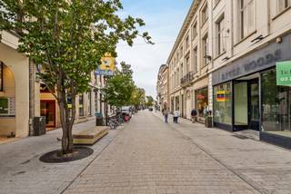 Locatie:
Deze handelsruimte bevindt zich op een absolute toplocatie in de Bruul, de drukste winkelstraat van Mechelen. De uitstekende zichtbaarheid en hoge passage maken dit een sterke locatie voor ondernemers. Het pand is gelegen aan de voorkant van galerij Bruulcenter, wat zorgt voor extra aantrekkingskracht.
Indeling:
De handelsruimte heeft een totale oppervlakte van 230 m². Het gelijkvloers beschikt over een plafondhoogte tot 5 meter en biedt ruimte voor een open en uitnodigende winkelinrichting. De eerste verdieping kan gebruikt worden als extra winkelruimte of bureau. De ruime kelderverdieping is geschikt voor stockage en logistiek.
Berging: ruime kelderverdieping aanwezig.
Troeven:
AAA ligging in de Bruul met hoge passage en uitstekende zichtbaarheid. Royale oppervlakte van 230 m². Gelegen in het Bruulcenter. Het pand is momenteel niet verhuurd en is vrij voor eigen gebruik, ideaal voor ondernemers die hun zaak onmiddellijk op deze toplocatie willen vestigen.
Technische gegevens:
Enkele en dubbele beglazing met houten raamprofielen. Elektrische verwarming. Sanitaire voorzieningen aanwezig. EPC niet residentiële eenheid: label X, onbepaald.
Extra:
Algemene kosten per maand: 80€/maand
Vrij voor eigen gebrui
Benieuwd naar de waarde van je woning? Vraag een gratis schatting aan via lex@bauwensvastgoed.be