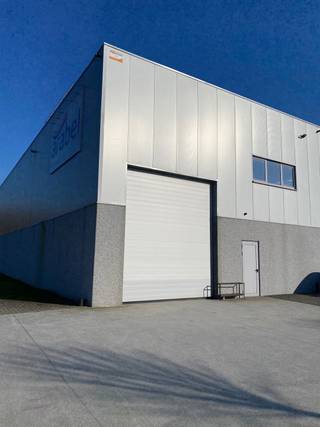 Opslagruimte van 600 m² met een vrije hoogte van 7,8 m, toegankelijk via een grote sectionale poort.Daarnaast is er 65 m² kantoorruimte aanwezig, die...