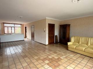 <span>Dit ruime duplexappartement is gelegen op wandelafstand van het centrum van Sint-Job-in-’t-Goor, met winkels en openbaar vervoer in de onmiddellijke omgeving. Het kleinschalige gebouw bestaat uit slechts twee entiteiten en dateert uit 1990. Het appartement heeft sindsdien geen grondige update meer gekregen en dient dan ook gerenoveerd te worden, maar biedt dankzij de ruime volumes en aangename indeling heel wat potentieel. Bij het betreden van het appartement komt u via een eigen trappenhal binnen, waar ook ruimte is voorzien voor een vestiaire. De ruime leefruimte geniet van veel natuurlijke lichtinval dankzij het schuifraam aan de achterzijde en de ramen aan de straatkant en geeft rechtstreeks uit op het aangename terras. Aansluitend bevindt zich de gedateerde keuken, die toegang biedt tot een handige berg- of bureauruimte van 5,1 m². Verder is er op deze verdieping nog een apart toilet. Op de bovenverdieping bevinden zich twee ruime slaapkamers, een extra kinderkamer en een badkamer uitgerust met een bad, toilet en wastafel. Momenteel wordt het appartement verwarmd met elektrische accumulatievuren. Hoewel een renovatie noodzakelijk is, biedt dit duplexappartement door zijn ruime indeling, terras, parking en uitstekende ligging op wandelafstand van het centrum heel wat mogelijkheden.<br /><br /><br />Dit pand onderhevig is aan de renovatieverplichting die door de Vlaamse overheid wordt opgelegd voor residentiële gebouwen. Meer info op https://www.vlaanderen.be/een-woning-kopen/renovatieverplichting-voor-residentiele-gebouwen.<br /></span>