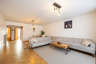 <p>Ontdek dit verzorgde en praktische 2-slaapkamerappartement, rustig gelegen in de Gijsbrecht van Deurnelaan te Deurne. Het appartement bevindt zich in een kleinschalig gebouw zonder lift en zonder gemeenschappelijke kosten, ideaal voor wie op zoek is naar comfortabel wonen zonder extra lasten.</p>
<p>Via de ruime inkomhal met vestiairekast betreedt u het appartement. Hier vindt u eveneens een apart gastentoilet met handenwasser én een handige bergkast met aansluiting voor wasmachine en droogkast, alsook de cv-installatie op gas.</p>
<p>De lichtrijke woonkamer (37,68m²) op parketvloer biedt een aangename leefruimte. Aansluitend bevindt zich de volledig uitgeruste keuken, voorzien van een elektrische kookplaat, dampkap, heteluchtoven, vaatwasser, microgolfoven, koelkast en dubbele spoelbak.</p>
<p>De badkamer is afgewerkt met een onderhoudsvriendelijke tegelvloer en beschikt over twee lavabo’s en een ligbad met geïntegreerde douche.</p>
<p>Er zijn twee slaapkamers (13,57m² en 8,74m²), beiden afgewerkt met parket en voorzien van elektrische rolluiken. Eén slaapkamer beschikt over een praktische ingemaakte kast; de andere geeft toegang tot het terras.</p>
<p><strong>Omgeving:</strong><br />Het appartement is gelegen in een aangename woonwijk in Deurne, op wandelafstand van winkels, scholen, openbaar vervoer en groene zones zoals het Rivierenhof. Dankzij de vlotte bereikbaarheid richting centrum Antwerpen en de nabijheid van invalswegen is dit een uitstekende locatie voor zowel pendelaars als gezinnen.<br /><br /><span>Extra:</span><br />* CV op gas 2009<br />* Nieuw dak + 10cm PUR 2015<br />* Geen vaste kosten<br />* Kleinschalig gebouw<br />* Het appartement is momenteel verhuurd aan 859€/m<br />* Bergplaats voor fiets of buggy op het glvl<br /><br />Stedenbouwkundig uittreksel in aanvraag.</p>