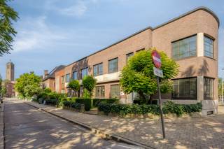 In het Interbellum werd dit gebouw opgericht in zakelijke art deco in opdracht van Adolf Gylsen naar ontwerp van architect A. De Landtsheer uit 1936.<br />In één van de meest gegeerde buurten van Antwerpen bevindt zich dit uitzonderlijke interbellum kantoorgebouw, dat authenticiteit en representativiteit op unieke wijze combineert. Gelegen in de prestigieuze Expowijk, geniet het pand van een uitstekende bereikbaarheid via de Singel, de Antwerpse Ring en het openbaar vervoer. <br />Dit statige gebouw ademt de charme van de jaren '30 met tal van authentieke elementen, waaronder hoge plafonds, sierlijsten, parketvloeren en een indrukwekkende inkomhal. Dankzij de flexibele indeling leent het pand zich perfect voor: advocatenkantoor of notariaat, architecten- of ingenieursbureau, hoofdzetel van een onderneming, praktijkruimte voor vrije beroepen en een combinatie van kantoor en representatieve ontvangstruimten.<br /><br />Troeven<br />✔ Karaktervolle interbellumarchitectuur<br />✔ Prestigieuze ligging in de Expowijk<br />✔ Uitstekende visibiliteit en bereikbaarheid<br />✔ Ruime en lichtrijke kantoorverdiepingen<br />✔ Mogelijkheid tot diverse professionele invullingen<br />✔ Nabij belangrijke invalswegen en openbaar vervoer<br /><br />De Expowijk staat bekend om haar brede lanen, groene omgeving en architecturale erfgoed, waardoor dit pand een uitzonderlijke opportuniteit vormt voor ondernemingen en vrije beroepen die op zoek zijn naar een representatieve uitvalsbasis in Antwerpen.<br />Interesse? Contacteer ons voor meer informatie, plannen of een bezoek ter plaatse.