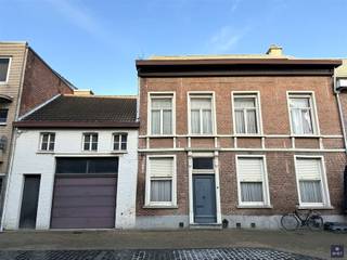 Karaktervolle voormalige dokterswoning met authentieke voorgevel op topligging Deze statige voormalige dokterswoning verwelkomt u met een prachtige,...