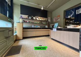 Dit sushirestaurant combineert een modern ingerichte zaal met zitplaatsen voor klanten en een goed uitgeruste afhaal- en deliveryservice. Dankzij de centrale ligging en de vaste klantenkring geniet de zaak van een stabiele omzet en een uitstekende reputatie. Actuele huur €1.505,00<br /><br />Een uitstekende opportuniteit voor ondernemers die actief willen worden in de horeca of hun activiteiten wensen uit te breiden met een rendabel en populair sushiconcept.<br /><br />Verkoopmodaliteiten<br /><br /><ul><li>Overname van de aandelen van de vennootschap<br /><br /></li><li>Inclusief handelsfonds, inrichting, goodwill en lopende contracten<br /><br /></li><li>Prijs en bijkomende details op aanvraag<br /><br /></li></ul>