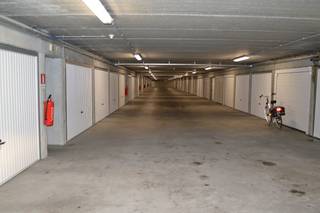 Garagebox te huur aan de Westkaai in Ieper. Er is plaats voorzien voor 1 auto. Het gebouw wordt afgesloten met een automatische poort...