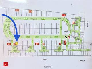 <p>Zoekt u een veilige en comfortabele parkeerplaats in het centrum van Sint-Niklaas?<br />Ontdek onze exclusieve parkeermogelijkheid in dit ondergronds garagecomplex, strategisch gelegen vlakbij de Grote Markt.<br />Dit garagecomplex garandeert uw gemoedsrust dankzij de beveiligde toegang met automatische sectionaalpoorten, zo weet u zeker dat uw auto veilig staat op elk moment van de dag of nacht.</p><p>Het unieke van deze parkeerplaats? Dankzij de ligging nabij een doorgang, profiteert u van extra ruimte rondom uw wagen.<br />Of u nu in de buurt woont of vaak naar de stad komt voor jouw werk, deze parkeerplaats biedt u het ultieme gemak en garandeert de veiligheid van uw wagen.</p><p>Mis deze kans niet om te parkeren op een toplocatie in Sint-Niklaas en neem vandaag nog contact op voor meer informatie!</p>