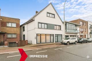 <p>Deze charmante halfopen bebouwing, gelegen in het centrum van Maaseik, biedt een uitstekende kans om de woning volledig naar eigen smaak verder te renoveren en te moderniseren.</p>
<p>De woning beschikt over 3 slaapkamers en biedt bovendien de mogelijkheid om de zolderverdieping – bereikbaar via een vaste trap – volledig verder af te werken. Daarnaast is de woning onderkelderd, wat extra bergruimte oplevert.</p>
<p><strong>Enkele troeven:</strong></p>
<ul><li>
<p><strong>Centrumligging:</strong> Gelegen in het centrum van Maaseik, met winkels, scholen en openbaar vervoer op wandelafstand.</p>
</li><li>
<p><strong>Bewoonbare oppervlakte:</strong> Met een bewoonbare oppervlakte van 239 m² biedt deze woning voldoende ruimte voor gezinnen en iedereen die graag ruim woont.</p>
</li><li>
<p><strong>Gedane renovaties: </strong>Met een vernieuwd dak (2015) en vernieuwde ramen (2010) is de woning alvast voorzien van belangrijke, duurzame verbeteringen.</p>
</li><li>
<p><strong>Extra ruimte:</strong> Dankzij de zolderverdieping, bereikbaar via een vaste trap, is er potentieel om een volledige verdieping verder af te werken naar eigen smaak.</p>
</li><li>
<p><strong>Tuin:</strong> Via een steegje dat toebehoort aan het perceel, bereikt u de omheinde tuin met een gunstig uitzicht.</p>
</li><li>
<p><strong>Gunstig EPC-label C:</strong> Voorzien van een recente verwarmingsketel op gas, dubbele beglazing, dakisolatie met als uitkomst een gunstig EPC-label C.</p>
</li></ul>
<p>Deze woning biedt de perfecte combinatie van een centrale ligging, modernisatie- en uitbreidingspotentieel. Vraag gerust een bezichtiging aan via <strong>impact@era.be</strong> of <strong>089 46 48 63</strong>. Kobe helpt u graag verder!</p>
<br /><br />