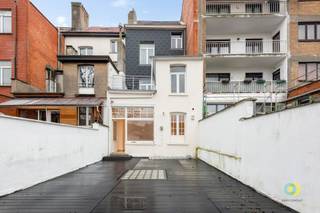 <p><span>Dit appartement is ideaal gelegen in het centrum van Vilvoorde, op wandelafstand van het station en met een uitstekende bereikbaarheid. Het appartement beslaat het gelijkvloers van een kleinschalig gebouw met slechts drie units, zonder gemeenschappelijke lasten, een belangrijke meerwaarde voor zowel eigen bewoning als investering. In 2025 werd het appartement grondig gerenoveerd en het combineert vandaag een centrale ligging met hedendaags wooncomfort. Bovendien is het volledig conform de geldende wooncode en beschikt het over een gunstig EPC-attest (label C), wat garant staat voor een energiezuinige en zorgeloze investering. De indeling (waarvan uw in de foto's een plan vind) omvat een lichtrijke leefruimte met open keuken van in totaal 42,5 m², die uitkijkt op en toegang geeft tot de ruime buitenruimte met een terras van 60 m² en een tuin van 24 m², ideaal om te genieten van zomerse barbecues of voor wie een huisdier heeft. Op het gelijkvloers bevindt zich tevens de eerste slaapkamer van 14,5 m². Vanuit de leefruimte leidt een inpandige trap naar de badkamer en een bureau die dienst kan doen als dressing of gastenkamer. Daarnaast beschikt het appartement over een praktische polyvalente ruimte op de -1 verdieping van 54 m². Deze ruimte is momenteel opgedeeld in verschillende bergingen, maar kan volledig heringericht worden volgens eigen wensen en behoeften. Extra troef is de gemeenschappelijke fietsenberging.<br /><br /></span></p><p><span> </span></p><p><span> </span></p>