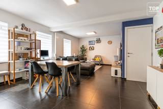 <p>Deze gezellige vrijstaande woning is gelegen in de Naastveldstraat, een rustige woonwijk aan de rand van de stad. <br /><br />Ondanks dat het rustig wonen is, zijn het centrum van Lokeren alsook het station gemakkelijk te bereiken per fiets en per auto. Daar vinden we tal van restaurants, bars, winkels en supermarkten terug.<br />Met de wagen is er een heel goede verbinding naar de E17. <br /><br />Indeling : <br />Via de inkomhal komen we terecht in de lichtrijke leefruimte. Door zijn open ruimte valt het meteen op dat je, en comfortabel kan ontspannen in de zithoek, alsook gezellig kan tafelen. De open keuken maakt het plaatje op het gelijkvloers compleet. Volledig uitgerust en zeer ruim, waardoor het een plezier wordt om te kokkerellen. <br />Dit huis is zo praktisch ingedeeld dat het werkelijk een plezier is om er te vertoeven. Via de keuken krijgen we toegang tot het eerste terras. Tevens is er nog een extra bergruimte en gasten toilet aanwezig beneden.<br />Op de eerste verdieping zijn er 2 ruime slaapkamers terug te vinden en de volledig uitgeruste badkamer. Zowel douche als bad en een dubbele lavabo. <br />De bovenste verdieping brengt ons in de 3de slaapkamer, deze ruimte kan ook dienen als bureau. Er is ook een aparte technische ruimte met aansluiting voor de wasmachine en de droogkast. En.... Last but not least : Een geweldig zuidelijk gericht dakterras! Zo kan je lekker lang genieten met vrienden en familie in de zomer! <br /><br />Extra troeven :<br />- Het is een rustige omgeving met in de buurt voldoende groen<br />- De woning werd in 2013 gerenoveerd en werd perfect onderhouden in tussentijd<br />- Door zijn EPC label B heeft de woning een gunstige score en is het zeer energiezuinig.<br />- Het dakterras is werkelijk uniek en maakt de woning volledig af.<br /><br />Dit huis is voorzien van alle comfort en heeft alles in huis om er een echte gezellige thuis van te maken! In deze regio een echte buitenkans!<br /><br />Beschikbaar vanaf 1/12/2026<br /><br />Interesse? Contacteer dan snel Topvastgoed voor een bezoek op het nummer 0475 700 700</p>