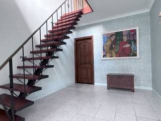 Deze mooi en rustig gelegen half open bebouwing op een perceel van 492 m² beschikt op het gelijkvloers over een inkomhal met gastentoilet,...