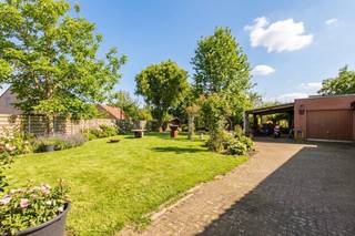 Gelegen tussen de dorpskernen van Oelegem en Ranst, tevens goede uitvalsbasis naar Antwerpen.<br /><br />PERCEEL<br />Grote en volledig afgesloten tuin.<br />Garage en afdak.<br /><br />KELDER<br /><br />INDELING GELIJKVLOERS<br />Inkomhal / traphal.<br />Leefruimte met aangrenzend de ruime leefkeuken.<br />Badkamer met ligbad (combi douche).<br />Apart toilet.<br />Handige bergruimte.<br /><br />INDELING VERDIEPING<br />Apart toilet.<br />Twee aangenaam, ruime slaapkamers.<br />Vaste trap naar de zolderverdieping.<br /><br />INDELING ZOLDERVERDIEPING<br />Grote open ruimte, te gebruiken als derde slaapkamer of naar ieders wens.<br /><br /><br />BIJZONDERHEDEN<br />Dak = geïsoleerd (hellend dak met 200mm MV / plat dak met 60mm MW).<br />Ramen: enkele houten ramen en verder PVC ramen (dubbel glas en HR glas).<br />Verwarming: speksteenkachel (hout) in de leefuimte + elektrisch. Huidige bewoners betalen maandelijks 100 euro voor elektriciteit, mede door de aanwezigheid van de zonnepanelen (5.925Wp) op het dak van de garage.<br />De speksteenkachel geeft tot 8u later nog warmte af bij een gebruik van 10kg hout.<br />Er zit al isolatie in de gevels maar door het opvullen van de spouw, kan een EPC label C behaald worden.<br />Bruikbare vloeropp. volgens EPC: 165 m².<br />Het onderdak werd in 2012 helemaal vernieuwd.<br />Slechts één asbestmateriaal gevonden: masal venstertablet.<br /><br /><br />POSITIEVE ASPECTEN<br />Rustig doch centraal gelegen.<br />Mooie tuin