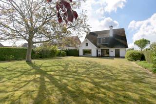 Deze tijdloze villa situeert zich op een mooi, groen perceel en geniet van een optimale ontsluiting.<br />Mits enige renovatie maakt u hier een exclusieve eigendom van.<br /><br />Het gelijkvloers is optimaal ingedeeld met, naast een statige inkom en gastentoilet, een ruime leefruimte met een uitbouw naar de achtertuin, een praktische keuken en een garage met wasplaats.<br />Er is tevens een kelder aanwezig.<br /><br />De verdieping beschikt over een ruime nachthal en telt drie ruime slaapkamers, waarvan één met twee aanpalende bergingen (sauna optioneel), evenals een ruime badkamer.<br />Er is eveneens een zolder aanwezig.<br /><br />De tuin en omgeving zijn uitzonderlijk.