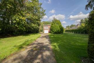 <p><span>Rustig gelegen te renoveren woning met 5 slaapkamers, ruime garage op 3.990 m².</span></p><p><span> </span></p><p><span>Gelijkvloers</span></p><p><span>- Garage: 25 m²</span></p><p><span>- Kelder: 9 m²</span></p><p><span>- Slaapkamer 1: 9 m²</span></p><p><span>- Slaapkamer 2: 12 m²</span></p><p><span> </span></p><p><span>Tussenverdieping</span></p><p><span>- Garage: 25 m²</span></p><p><span>- Kelder: 9 m²</span></p><p><span>- Slaapkamer 1: 9 m²</span></p><p><span>- Slaapkamer 2: 12 m²</span></p><p><span> </span></p><p><span>Bijgebouwen</span></p><p><span> </span></p><p><span>Duivenlokaal en garage: 101 m²</span></p><p><span>Bijkomend bijgebouw: 83 m²</span></p><p><span> </span></p><p><span>Bijzonderheden</span></p><p><span> </span></p><p><span>Bewoonbare oppervlakte: 236 m²</span></p><p><span>Bebouwde oppervlakte: </span></p><p><span>Veranda achter de woning van ca 20 m²</span></p><p><span>Ruime tuin van ca 1400 m²</span></p><p><span> </span></p><p><span>Stedenbouwkundige inlichtingen: Vergunning aanwezig, geen verkavelingsvergunning, geen voorkooprecht, geen maatschappelijke herstelmaatregel </span></p>