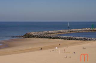 <strong>Topligging met uniek terras en zijdelings zeezicht</strong><br />Dit exclusieve penthouse bevindt zich op de 8ste verdieping van Residentie Nicole in de Vlaanderenstraat, op een absolute toplocatie in Oostende, vlak bij zee. U geniet hier van een <strong>prachtig zijdelings zeezicht</strong> en een uitzonderlijke lichtinval.<br /><br /><strong>Royale leefruimte met open haard en groot terras</strong><br />Met een <strong>bewoonbare oppervlakte van 163 m² </strong>en een <strong>ruim terras van 50 m²</strong> biedt dit appartement een unieke woonbeleving.<br />De lichtrijke woonkamer met open haard sluit rechtstreeks aan op het zonnige terras met zijdelings zeezicht – ideaal om te ontspannen of gezellig gasten te ontvangen.<br /><br /><strong>Moderne open keuken</strong><br />De mooie open keuken is praktisch ingericht en perfect geïntegreerd in de leefruimte. Een aangename plek waar koken en samenzijn centraal staan.<br /><br /><strong>Twee slaapkamers met eigen badkamer</strong><br />Dit penthouse beschikt over twee volwaardige slaapkamers, elk met een eigen badkamer:<br /><strong>Masterbedroom</strong> met dressingruimte en een zeer grote badkamer met ligbad en douche<br /><strong>Logeerkamer</strong> met eigen douchekamer en toilet<br /><br />Daarnaast is er een afzonderlijk gastentoilet voor extra comfort.<br /><br /><strong>Extra troeven</strong><br /><span>Exclusief terras van 50 m² met zijdelings zeezicht</span><br /><span>2 privatieve kelders in de residentie</span><br /><span>Veel ingemaakte kasten</span><br /><span>Bouwjaar 1993</span><br /><span>Instapklaar</span><br /><span>EPC label B (195 kWh/m²)</span><br /><span>KI: € 1.628</span><br /><br /><strong>Exclusief wonen aan zee</strong><br />Bent u op zoek naar een ruim en instapklaar penthouse te koop in Oostende met terras en zeezicht? Dan is dit unieke appartement in Residentie Nicole absoluut een bezoek waard.<br /> 