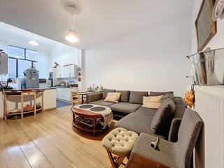 Lichtrijk appartement met 2 slaapkamers en grote tuin – Europese Wijk, Elsene<br /><br />📍 Troonstraat 175 – 1050 Elsene<br /><br />Gelegen in de Troonstraat, op slechts 5 minuten wandelen van de Europese Wijk, bevindt dit lichtrijke appartement van ±80 m² zich op de 1e verdieping van een goed onderhouden gebouw, in een levendige en aangename straat, vlak bij winkels, openbaar vervoer, scholen en supermarkten.<br /><br />Het appartement bestaat uit een inkomhal, een lichtrijke leefruimte van ongeveer 20 m², ideaal voor dagelijks comfort.<br />De ingerichte keuken geeft rechtstreekse toegang tot een uitzonderlijke privatieve tuin van ±100 m², een zeldzaamheid voor een appartement op de eerste verdieping.<br /><br />De nachthal leidt naar twee ruime slaapkamers (±16 m² en ±12 m²) en een badkamer met ligbad, lavabo en toilet.<br /><br />🔹 Troeven<br /><br />Topligging – Europese Wijk<br /><br />Zeer grote privatieve tuin (±100 m²)<br /><br />Veel natuurlijk licht<br /><br />Praktische indeling<br /><br />Goed onderhouden gebouw<br /><br />Ideaal als eigen woning of investering<br /><br />📌 EPC : E<br />🔥 Gasverwarming<br /><br />💰 Prijs : 395.000 €<br /><br />📞 Inlichtingen en bezoeken op afspraak<br />Frédéric Top<br />📱 0472 34 44 08<br />📧 frederic.top@weinvest.be<br /><br />🌐 Bekijk al onze beschikbare panden op www.weinvest.be