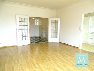 <h3><span>Charmant appartement op toplocatie in hartje Mechelen!</span></h3><p><span>Op zoek naar een instapklaar appartement op een centrale locatie? Dan is dit pand zeker een bezoek waard!</span></p><p><span>U betreedt het appartement via een authentieke inkomhal met prachtige zwart-witte tegels, die toegang biedt tot alle ruimtes.</span></p><p><span>De lichtrijke leefruimte geniet van een mooi uitzicht over de Mechelse binnenstad. Aansluitend bevindt zich de recent vernieuwde keuken, die voorzien is van een aanrecht, opbergkasten, spoelbak, kookplaat, dampkap en oven, met behoud van de authentieke tegels.</span></p><p><span>Naast de keuken vindt u een praktische berging met ruimte voor een diepvriezer en aansluitingen voor uw wasmachine en droogkast.</span></p><p><span>Verder beschikt het appartement over een ruime slaapkamer met mooie vloer en een badkamer met inloopdouche, lavabo en toilet.</span></p><p><span>Praktisch:</span><span> individuele tellers voor gas, water en elektriciteit. De verwarming is collectief en wordt afgerekend via calorimeters aan de radiatoren.</span></p><p><span>Wilt u comfortabel wonen in het bruisende centrum van Mechelen? Contacteer ons snel voor een bezoek via 015 20 20 82 of <span>info@demakelaardij.be</span></span><span>!</span></p>