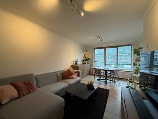 Op wandelafstand van het station en het ziekenhuis vind je dit instapklare appartement, dat recent volledig werd vernieuwd. Het beschikt over een lichtrijke leefruimte met een moderne, ingerichte keuken, twee comfortabele slaapkamers, een verzorgde badkamer met douche, lavabo en toilet, en een praktische berging met aansluiting voor een wasmachine. Het terras biedt een fijne buitenruimte om van te genieten.<br /><br />De renovatie omvatte onder meer nieuwe vloeren, schilderwerken, elektrische installatie, keuken, verlichting... Dankzij de dubbele beglazing en de uitstekende ligging is dit een energiezuinige en praktische woonst. Beschikbaar vanaf 1 oktober.<br /><br />Een echte topper die zeker een bezoek waard is!