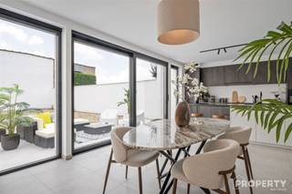 <p><span>Welkom in deze prachtig gerenoveerde woning in Moorsele, een uniek pand dat de perfecte balans biedt tussen stijl en comfort. Met een bewoonbare oppervlakte van 315m² en een perceel grootte van 510m², is er ruimte in overvloed voor uw gezin.</span></p><p><span> </span></p><p><span> Bij binnenkomst wordt u verwelkomd in een luxueus ingerichte open leefruimte, waar een hedendaags interieur gecombineerd wordt met natuurlijke lichtinval door de ruime raampartijen. De moderne, open keuken is volledig uitgerust en nodigt uit tot culinaire ontdekkingen, met een stijlvolle eetruimte die perfect is voor gezellige familie maaltijden.</span></p><p><span> </span></p><p><span> De woning beschikt over vier ruime slaapkamers, elk ontworpen om rust en ontspanning te bieden, en een prachtige badkamer die voorzien is van alle luxe benodigdheden voor uw welzijn. De badkamer is ruim en bevat zowel een douche als een bad, ideaal voor rustgevende momenten.</span></p><p><span> </span></p><p><span>De zeer ruime garage bied niet alleen plaats aan uw voertuigen, maar ook aan extra opslagruimte. </span></p><p><span> </span></p><p><span>Buiten vindt u een ruime nog aan te leggen tuin met volledige privacy en met een gezellig terras, perfect voor zomerse barbecues en ontspanning. Het exterieur van de woning is net zo indrukwekkend als het interieur, waarbij aandacht is besteed aan detail en stijl.</span></p><p><span> </span></p><p><span>Deze woning is meer dan een huis; het is een lifestyle. Mis deze unieke kans niet om te wonen in een van Moorsele's meest gewilde locaties. Neem vandaag nog contact met ons op voor een bezichtiging. Maak een afspraak via mail naar info@property-vastgoed.be of bel naar 056/96.08.00</span></p>