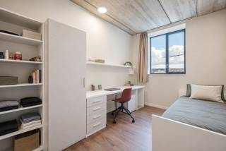 Vous recherchez un investissement sans souci ou un logement étudiant de qualité pour vos enfants qui font leurs études ? Alors ces chambres d'étudiants neuves sont sans aucun doute faites pour vous !<br /><br />EMPLACEMENT<br /><br />Découvrez ces chambres d'étudiants neuves situées dans un emplacement de choix à Gand, sur le site des Tondeliers.<br /><br />Le site se trouve à quelques minutes à vélo du centre historique de Gand ; plusieurs campus, les transports en commun, les commerces, Dok Noord et de nombreuses commodités se trouvent tous à proximité immédiate. Grâce à la proximité du petit périphérique, l’accessibilité en voiture est également excellente.<br /><br />AGENCEMENT<br /><br />Ce projet de construction neuve, baptisé TONDO, comprend 80 logements, qui sont actuellement tous loués pour la prochaine année universitaire. Grâce à des finitions de qualité et à des techniques durables, ces chambres d'étudiants constituent un investissement attractif et sans souci.<br /><br />Deux types de chambres d'étudiants sont disponibles :<br />- Chambres avec sanitaires communs<br />- Chambres avec salle de bains privative<br /><br />Prix à partir de 163 750,00 €, hors frais<br /><br />ATTOUTS<br />- Emplacement central à proximité des universités et des écoles supérieures<br />- Raccordé au réseau de chauffage urbain<br />- Gestion professionnelle<br />- Grande sécurité locative grâce au système de pool<br />- Espaces communs spacieux (cuisine-séjour, local à vélos, salle d'étude, sanitaires, etc.)<br /><br />Contactez Bram au 0472 76 90 50 ou Arthur au 0473 90 90 94 pour plus d'informations.