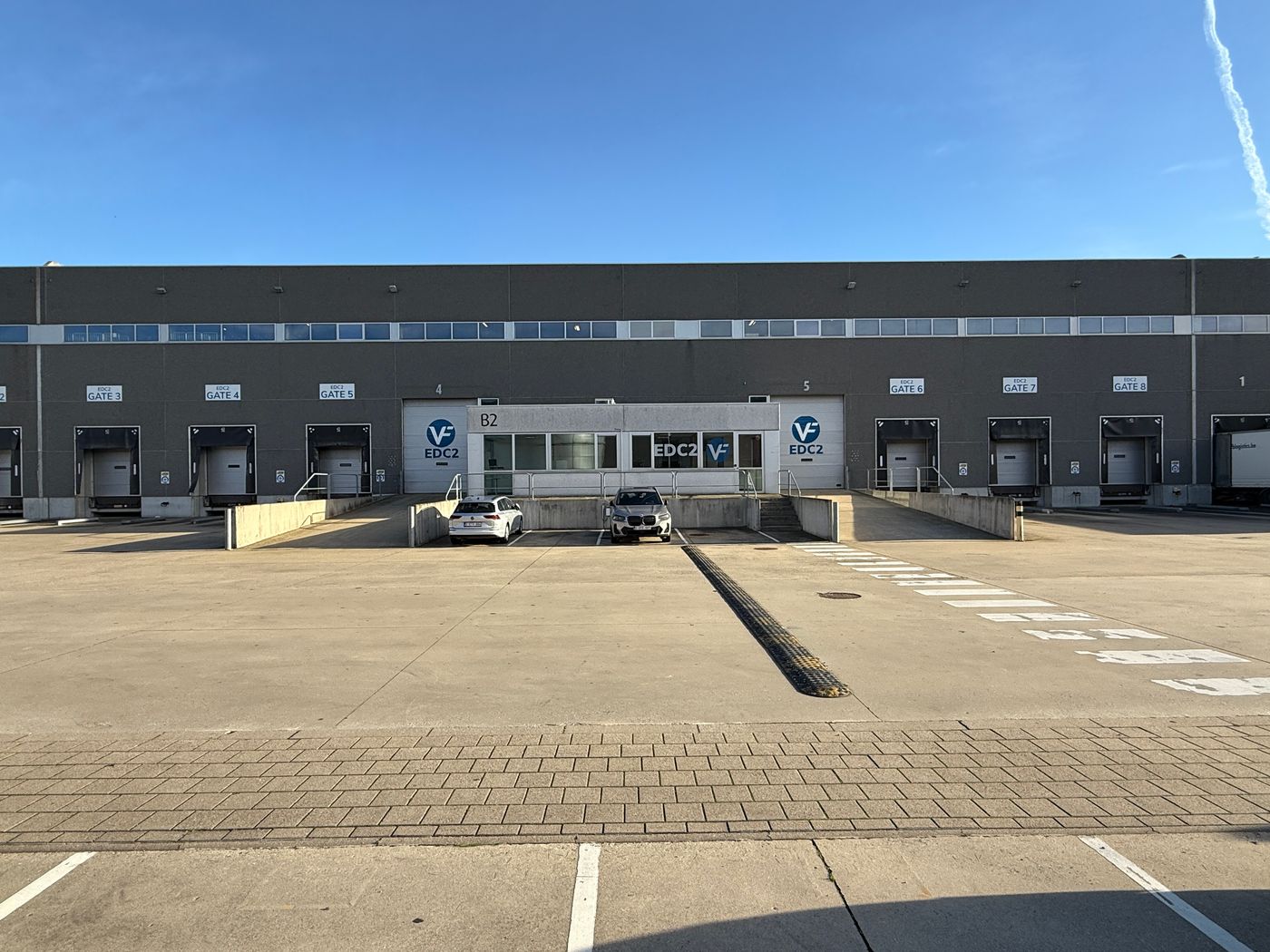 Logistiek pand van 6.561 m² met 6 laadkades vlak aan de E17 - foto 1