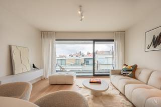 Gelegen op de vijfde verdieping van een stijlvolle residentie aan de Kustlaan, tussen het Van Bunnenplein en het Lichttorenplein, bevindt zich dit smaakvol gerenoveerde appartement met een zuidgericht terras over de volledige gevelbreedte.<br /><br />Indeling:<br /><br />Inkomhal met gastentoilet en vestiaire<br />Lichtrijke woonkamer met toegang tot het zonovergoten terras<br />Volledig uitgeruste open keuken met moderne toestellen<br />Master bedroom met ingemaakte kasten en ensuite badkamer<br />Tweede slaapkamer met dubbelbed en maatkasten<br />Derde kamer, ideaal als kinderkamer, bureau of dressing<br />Extra troeven:<br />De residentie ondergaat momenteel een grondige gevelrenovatie. De zijde van het appartement (kant Lichttorenplein/Kustlaan) bevindt zich reeds in de laatste afwerkingsfase en is zo goed als voltooid. De tweede fase (kant Van Bunnenplein) is gestart, maar heeft geen impact op dit appartement. Bovendien staan ook de inkomhallen op het gelijkvloers op de planning voor vernieuwing, met een voorziene start in het najaar van 2025 of voorjaar 2026 – een extra meerwaarde op termijn.<br /><br />Een instapklaar appartement op een absolute A-locatie, perfect als tweede verblijf of investering aan zee.