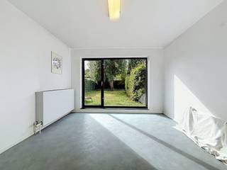 Op zoek naar een geweldige woning met ruimte, comfort én een aangename buitenruimte? Deze goed onderhouden bel-etagewoning in de Pastoor Soeteweystraat 10 in Mortsel heeft heel wat troeven in huis.<br /><br />De woning beschikt over drie slaapkamers, waardoor ze perfect geschikt is voor een gezin, maar ook mogelijkheden biedt voor wie graag een extra bureau of hobbyruimte heeft. Op het gelijkvloers bevindt zich bovendien een polyvalente ruimte die flexibel kan worden ingevuld als bureau, speelkamer, hobbyruimte, bergruimte of extra leefruimte. Kortom, een ruimte die zich moeiteloos aanpast aan jouw noden.<br /><br />Een van de absolute blikvangers is de leuke tuin. Een fijne plek om te genieten van zonnige dagen, gezellig te tafelen of simpelweg tot rust te komen. 🌿<br /><br />De woning werd goed onderhouden en biedt een aangename basis om meteen in te wonen en verder naar eigen smaak in te richten.<br /><br />Een veelzijdige bel-etagewoning met 3 slaapkamers, een praktische polyvalente ruimte en een heerlijke tuin, gelegen in Mortsel.