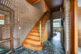 <h1><strong>Landhuis met prachtige tuin, vier slaapkamers en dubbele garage</strong></h1>
<p><span>Deze charmante en lichtrijke woning biedt een combinatie van <strong>comfort, ruimte en potentieel</strong>. Dankzij de warme afwerking, praktische indeling en grote raampartijen is dit een ideale thuis voor wie houdt van rust, privacy en een verzorgde woonbeleving.</span></p>
<div></div>
<h2><strong>INDELING</strong></h2>
<h3><strong>Gelijkvloers</strong></h3>
<p><span>Bij binnenkomst word je verwelkomd in een <strong>ruime leef- en eetruimte</strong> met een warme uitstraling. De houten accenten, grote ramen en gezellige zithoek creëren een aangename sfeer. De eetplaats biedt voldoende ruimte voor een grote tafel en vormt het hart van de woning.</span></p>
<p><span>Aansluitend bevindt zich de <strong>volledig uitgeruste keuken</strong>, voorzien van gasfornuis, oven, dubbele spoelbak, praktische opbergkasten en een mooi zicht op de tuin. Vanuit de keuken is er directe toegang tot de <strong>ruim gedimensioneerde tuin</strong>.</span></p>
<p><span>Op het gelijkvloers vind je tevens een <strong>badkamer</strong> met douche, wastafelmeubel, radiator en natuurlijke ventilatie via de ramen. Daarnaast is er een <strong>apart toilet</strong> aanwezig.</span></p>
<p><span>Verder beschikt het gelijkvloers over een <strong>volwaardige slaapkamer</strong>, wat het perfect mogelijk maakt om volledig op het gelijkvloers te leven.</span></p>
<h3><strong>Verdieping</strong></h3>
<p><span>De verdieping omvat <strong>drie slaapkamers</strong>, telkens afgewerkt met houten elementen en grote ramen. De kamers zijn stuk voor stuk lichtrijk en veelzijdig in te richten.</span></p>
<p><span>De <strong>ruime badkamer</strong> is volledig betegeld en voorzien van ligbad, toilet en lavabo.</span></p>
<div></div>
<h2><strong>BUITENRUIMTE</strong></h2>
<p><span>De woning beschikt over een <strong>verzorgde tuin</strong> met terras, ideaal voor ontspanning, barbecue of spelende kinderen. De tuin wordt omringd door groen, waaronder een prachtige treurwilg.</span></p>
<p><span>Achteraan het perceel bevindt zich een <strong>dubbele garage</strong>, beide voorzien van een elektrische poort.</span></p>
<div></div>
<h2><strong>EXTRA INFORMATIE</strong></h2>
<p><span>✔ Dubbele garagebox met elektrische poort <br />✔ Ruim gedimensioneerde oprit <br />✔ Vier slaapkamers, waarvan één op het gelijkvloers <br />✔ EPC label C – 299 kWh/(m²/j) <br />✔ Rolluiken aanwezig <br />✔ Verkoop onder registratiestelsel<br /><br /></span></p>
<h2><span><strong>INTERESSE?</strong></span></h2>
<p>📞 03 568 03 03<br />✉️ info@vastgoed03.be</p>
<p>Plan vandaag nog uw bezoek!<span></span></p>