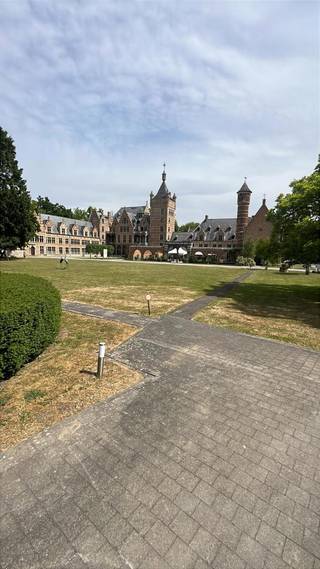 Ruim twee slaapkamer appartement in kasteeldomein Cantecroy met gezamenlijke tuin en fitness ruimte. Zeer ruim twee slaapkamer appartement van...