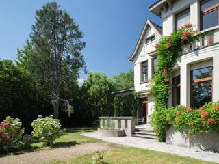 <p><span>Vous recherchez une maison de maître à rénover dans le pittoresque village de Flobecq ?</span></p><p><span>Alors cette propriété pourrait bien vous intéresser.</span></p><p><span> </span></p><p><span>Ses principales caractéristiques en bref</span><span>:</span></p><ul><li><span>Maison de maître de caractère située au cœur du village de Flobecq.</span></li><li><span>Éléments authentiques : cheminées, marbre, boiseries, mosaïques…</span></li><li><span>Un potentiel énorme grâce à la taille exceptionnelle des pièces</span></li><li><span>Idéale pour l'exercice d'une profession libérale – espace de consultation disponible avec entrée indépendante –, l'exploitation d'un hôtel, d'un B&amp;&amp;, d'un restaurant, etc.</span></li><li><span>Magnifique jardin, entièrement clos, bénéficiant d’une excellente exposition et d’une très belle végétation. </span></li><li><span>Situation extrêmement calme avec de  s liaisons rapides vers Bruxelles et Gand, entre autres</span></li><li><span>Sous-sol complet (cave à vin) et grenier très spacieux à aménager</span></li><li><span>Système d'alarme en place</span></li></ul><p><span> </span></p><p><span>Voici à quoi ressemble le rez-de-chaussée :</span></p><p><span>Un hall d'entrée central et imposant. Un vaste double espace salon et salle à manger. Une cuisine ouverte donnant sur une véranda située sur le côté du bâtiment. Les pièces à vivre donnent également sur une deuxième véranda/terrasse et sur le jardin. Des toilettes séparées. Par ailleurs, le cabinet professionnel avec salle d’attente et toilettes séparées, accessible par une entrée indépendante. Double garage avec grenier et pièce intermédiaire.</span></p><p><span> </span></p><p><span>Voici à quoi ressemble le premier étage :</span></p><p><span>Hall de nuit. Chambre parentale. 2 suites comprenant chacune une chambre avec lavabo et un bureau. Une salle de bains équipée d’une baignoire, de 2 lavabos's et de toilettes. 4e chambre avec douche et lavabo. Dressing.</span></p><p><span> </span></p><p><span>Voici à quoi ressemble le grenier</span><span>:</span></p><p><span>Grenier très spacieux  qui offre de nombreuses possibilités : création de chambres supplémentaires, d'un espace loisirs, etc.</span></p><p><span> </span></p><p><span>En plus :</span></p><p><span>Pigeonnier authentique sur deux étages </span></p><p><span> </span></p><p><span> </span></p>
