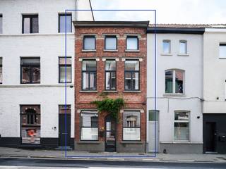 <strong>Uniek gerenoveerde, instapklare woning op fietsafstand van het stadscentrum met aangename buitenruimtes (terras en stadstuin) en 3 volwaardige slaapkamers.</strong><br /><br /><em>Voor meer informatie, mail naar info@carloeggermont.be</em><br /><br />Deze unieke woning bevindt zich op een gunstige ligging, in een éénrichting straat, letterlijk op een boogscheut van de Watersportbaan en op korte afstand van het stadscentrum en het Sint-Pietersstation.<br /><br />Een woning waar elke vierkante meter optimaal wordt benut en een uitzonderlijk gevoel van ruimtelijkheid ontstaat dankzij de doordachte indeling en het bijzonder lichtrijke karakter. De kwalitatieve renovaties doorheen de jaren resulteerden bovendien in een gunstig EPC-label B.<br /><br />We betreden de woning via een bijzonder praktische en multifunctionele inkom-/voorruimte. Vandaag is deze ingericht als vestiaire, fietsenberging en werkplaats, maar dankzij de bestemming als handelshuis biedt deze ruimte tal van mogelijkheden, zoals een kantoor, praktijk, atelier, winkel of wachtruimte.<br /><br />Achteraan op het gelijkvloers bevindt zich een eerste slaapkamer met een apart toilet en directe toegang tot de stadstuin. Ook deze ruimte kan op verschillende manieren worden ingevuld, bijvoorbeeld als bureau, praktijkruimte of hobbykamer. In het verleden werd deze kamer bovendien succesvol verhuurd via Airbnb, wat de veelzijdigheid van de woning extra onderstreept.<br /><br />De eerste verdieping vormt het hart van de woning en geeft plaats aan een ruime open leefruimte met een aangename doorzonindeling. Hier vloeien zithoek, eetplaats en de volledig uitgeruste keuken naadloos in elkaar over. Het bandraam en de deur aan de keuken geven uit op het vernieuwde terras en bieden een aangenaam uitzicht op het achterliggende groen van de omliggende tuinen.<br /><br />Op de tweede verdieping bevindt zich de ruime hoofdslaapkamer, voorzien van airconditioning en bijzonder veel plaats voor kastruimte. Aan de overzijde vinden we de verzorgde badkamer, uitgerust met een ligbad, inloopdouche en dubbele wastafel. Hier is eveneens plaats voorzien voor een wasmachine en droogkast. Op de nachthal bevindt zich bovendien een apart toilet.<br /><br />De bovenste verdieping geeft plaats aan een derde, volwaardige slaapkamer. Deze ruime open kamer is eveneens voorzien van airconditioning en kan, indien gewenst, ook een andere invulling krijgen, zoals een bureau, atelier of polyvalente ruimte of onderverdeeld in 2 aparte kamers.<br /><br />Als extra beschikt de woning over een praktische kelder.<br /><br /><strong>Samengevat biedt deze woning een zeldzame combinatie van een gunstige ligging, een energiezuinig karakter (EPC-label B), aangename buitenruimtes en een bijzonder flexibele indeling. Een ideale woonst voor wie op zoek is naar een instapklaar pand met karakter en tal van gebruiksmogelijkheden.</strong>