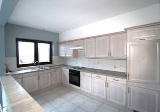 Instapklaar appartement met 2 slaapkamers en garage in Merchtem Ontdek dit ruime en lichtrijke appartement, rustig gelegen en toch vlot...