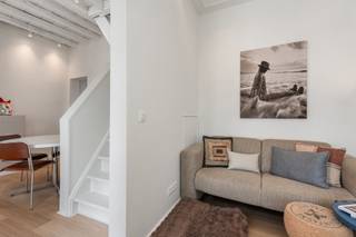 Knus, charmant en helemaal klaar om in te trekken: deze woning heeft het allemaal! Dankzij het EPC B-label geniet je van laag energieverbruik én hoog wooncomfort.<br /><br />Ben je een starter, jong koppel of alleenstaande? Dit is jouw kans op een eigen stek met karakter.<br />En dan is er nog die extra troef: dankzij de vergunde gastenkamer genereert deze woning een heel mooie opbrengst!<br /><br />Deze woning wordt aangeboden met een startprijs. De verkoper behoudt zich het recht voor om elk bod te aanvaarden of te weigeren, of verder te onderhandelen met één of meerdere kandidaten.<br /><br />Twijfel niet te lang, deze parel vindt snel een nieuwe eigenaar!<br /><br />Bezoekmomenten worden ingepland op donderdag 24 en zaterdag 26 september.<br />Contacteer Katrien voor een bezoek: <br />📞 0477 46 53 11 <br />📩 katrien@waeyler.be