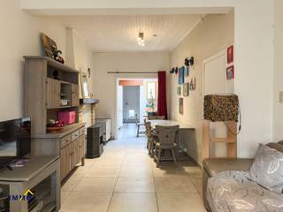 <p>Deze charmante woning verwelkomt u op het gelijkvloers met een inkomhal en gastentoilet, een gezellige woonkamer met eetplaats, een ingerichte keuken en een moderne badkamer uitgerust met inloopdouche, toilet en lavabo.<br /><br />Op de eerste verdieping bevinden zich twee comfortabele slaapkamers, terwijl de bovenste verdieping plaats biedt aan een extra (slaap)kamer.<br /><br />Aansluitend aan de keuken ligt een charmant terras waar u heerlijk kunt ontspannen.<br /><br />Neem zeker al eens een kijkje binnenin via onze <strong>virtuele rondleiding</strong>!<br /><br />Deze woning geniet van een <strong>gunstige ligging</strong> op wandelafstand van het centrum van Erembodegem, met in de nabije omgeving winkels, scholen en gezellige horecazaken. Een ideale keuze als <strong>starterswoning of investering</strong>!<br /><br />Voor meer informatie of een bezoek, contacteer ons via <strong>steffen@immotijl.be </strong>of <strong>053 42 46 99.</strong></p>