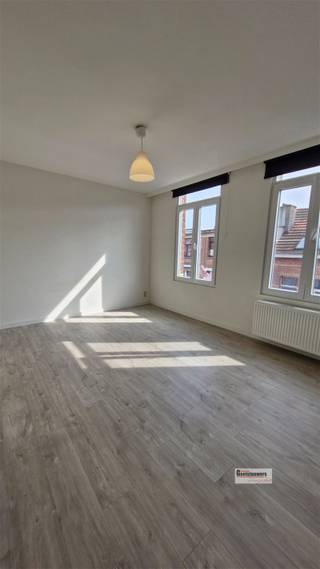 Instapklaar appartement op de tweede en hoogste verdieping met 1 slaapkamer. Indeling: op de hoogste verdieping gelegen appartement met een open...