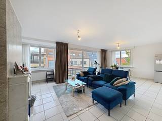 Energiezuinig en LICHTRIJK hoekappartement met 2 RUIME slpks aan INTERESSANTE PRIJS te Izegem!<br /><br /><strong>INDELING:<br /><u><em>Derde verdieping:</em></u></strong><br />Inkomhal - LICHTRIJKE living - volledig ingerichte keuken (O.a. met keramisch fornuis, oven, dampkap, dubbele spoelbak en frigo) - berging - afzonderlijk gastentoilet - badkamer (O.a. met lavabo, voorzieningen voor wasmachine en ligbad (met geïntegreerde douche) - 2 RUIME slaapkamers - terras.<br /><br /><u><em><strong>Kelderverdieping:</strong></em></u><br />Private kelderberging.<br /><br /><u><strong>Opmerkingen:</strong></u><br /><strong>- Elektriciteit volledig GOEDgekeurd!</strong><br />- Lift aanwezig (Tot in de kelderverdieping).<br />- ROLLUIKEN aanwezig.<br />- Parlofonie aanwezig.<br />- Slechts 1 appartement per verdieping.<br />- Geen syndicus (Beperkte kosten)!<br />- Veel parkeergelegenheid in de buurt.<br />- Tevens INTERESSANT als INVESTERING!<br /><br />LICHTRIJK appartement met alle COMFORT in rustige residentie op TOPligging te Izegem, op wandelafstand, van winkels, scholen en het openbaar vervoer. Aarzel zeker niet om ons te contacteren voor een bezoek ter plaatse: 051/817.817 - info@centro.be.