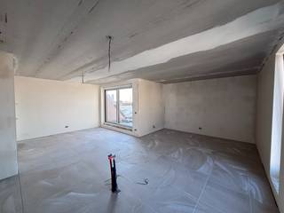 Het project omvat <strong>9 ruime doorzonappartementen</strong> met <strong>bewoonbare oppervlaktes tussen 66 m² en 100 m²</strong>. Elk appartement loopt van <strong>voor- tot achtergevel</strong> en beschikt over een <strong>eigen zonnig terras</strong>, wat zorgt voor <strong>veel lichtinval en een aangenaam wooncomfort</strong>.<br /><br />De appartementen zijn <strong>praktisch en doordacht ingedeeld </strong>en omvatten onder meer:<br />i<strong>nkomhal, apart toilet, ruime leefruimte met eetgedeelte, open keuken, zonneterras, badkamer, 1 tot 3 slaapkamers en een berging of wasplaats.</strong><br /><br />Een extra troef is dat de <strong>afwerking volledig personaliseerbaar</strong> is. Kopers kunnen nog keuzes maken in<strong> keuken, badkamer en vloeren,</strong> zodat het appartement perfect aansluit bij hun <strong>persoonlijke smaak en woonwensen.</strong><br /><br />Het gebouw wordt bovendien uitgerust met <strong>moderne en energiezuinige technieken</strong>, waaronder <strong>zonnepanelen, warmtepomp, vloerverwarming, ventilatiesysteem en superisolerende beglazing</strong>, wat resulteert in een <strong>E-peil lager dan E30.</strong><br /><br />Achteraan het gebouw bevinden zich <strong>9 privatieve parkeerplaatsen (aankoop verplicht)</strong> en er is eveneens een <strong>gemeenschappelijke fietsenberging, vuilnislokaal en 2 liften voorzien.</strong><br /><br /><strong>Prijzen appartementen vanaf:</strong> €261.000<br /><strong>Prijs parkeerplaats: </strong>€25.000<br /><br /><strong>Oplevering: zomer 2026</strong><br /><br />Bent u op zoek naar een <strong>energiezuinig nieuwbouwappartement nabij zee, </strong>in een <strong>rustige omgeving maar toch vlak bij het centrum?</strong><br /><br />Contacteer ons vandaag nog voor <strong>meer informatie of een bezoek.</strong>