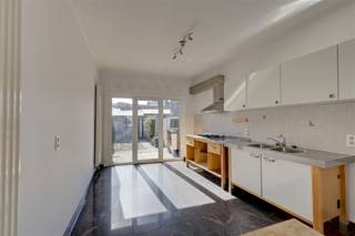 Moderne gezinswoning met twee slaapkamers en tuin Deze stadswoning, met twee slaapkamers en een leuke buitenruimte, bevindt zich net buiten het...