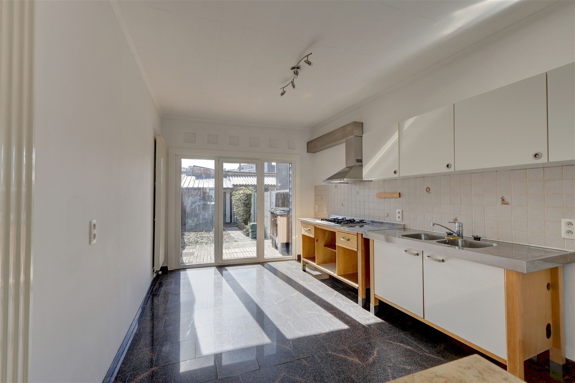 Moderne gezinswoning met twee slaapkamers en tuin - foto 3