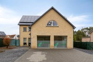 <p><span>Gelegen langs de Sint-Andreasstraat 9 in Maasmechelen, bevindt deze instapklare, open bebouwing zich op een strategische én rustige locatie. U woont hier in een aangename woonomgeving met vlotte verbindingen naar het centrum van Maasmechelen, omliggende gemeenten en belangrijke invalswegen. Winkels, scholen, openbaar vervoer en recreatie mogelijkheden bevinden zich op korte afstand, wat deze ligging bijzonder praktisch maakt voor gezinnen én zelfstandigen.</span></p><p><span> </span></p><p><span>Deze instapklare woning biedt een bewoonbare oppervlakte van maar liefst 335m² op een perceel van 766m². Dankzij de open bebouwing geniet u van voldoende privacy, natuurlijke lichtinval en een aangename buitenruimte.</span></p><p><span> </span></p><p><span>Binnen wordt u verwelkomd in een ruime inkomhal, met gastentoilet, die uitgeeft op de lichtrijke leefruimte. De volledig uitgeruste keuken met Miele apparatuur sluit hier naadloos op aan.</span></p><p><span>Via de grote schuifpui bereikt u rechtstreeks het terras en de tuin, waardoor binnen en buiten mooi in elkaar overvloeien. Aansluitend bevindt zich een praktische bijkeuken/wasplaats, perfect voor extra opslag en organisatie. </span></p><p><span> </span></p><p><span>Verder omvat het privégedeelte:</span></p><p><span> </span></p><p><span>- 4 ruime slaapkamers</span></p><p><span>- 2 badkamers</span></p><p><span>- 3 toiletten</span></p><p><span>- Volledige onderkeldering</span></p><p><span>- Uitbreidbare zolderverdieping</span></p><p><span> </span></p><p><span>Een absolute meerwaarde is de volwaardig ingerichte praktijkruimte met eigen ingang voor cliënten. Het praktijkgedeelte bestaat uit:</span></p><p><span> </span></p><p><span>- Een wachtruimte/ontvangstruimte</span></p><p><span>- 3 afzonderlijke praktijkruimtes</span></p><p><span>- Een ruime polyvalente ruimte </span></p><p><span>- Toilet</span></p><p><span> </span></p><p><span>De zichtbare ligging langs de Sint-Andreasstraat zorgt bovendien voor extra bereikbaarheid en herkenbaarheid voor cliënteel.</span></p><p><span>In combinatie met maar liefst 8 parkeerplaatsen biedt dit een bijzonder comfortabele en professionele ontvangst voor bezoekers. </span></p><p><span>Perfect voor vrije beroepen, zelfstandige of wie comfortabel van thuis uit wil werken met behoud van privacy!</span></p><p><span> </span></p><p><span>Gebouwd in 2007 en uitgerust met moderne technieken zoals een condenserende gasketel, zonnepanelen en warmtepompen behaalt deze woning een gunstig EPC van 123 kWh/m² (label B). Dit garandeert energiezuinig wonen en lagere verbruikskosten.</span></p><p><span> </span></p><p><span>Met andere woorden, een unieke kans voor wie op zoek is naar een ruime gezinswoning met professionele mogelijkheden op 1 locatie - zonder in te boeten aan privacy of comfort!</span></p><p><span>Voor meer informatie of een bezoek ter plaatse, kan u ons contacteren via <span>diana@jemar.be</span></span><span> of 0484.35.70.31!</span></p>