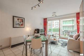 Modern en gunstig gelegen studio in centrum MiddelkerkeHet appartement beschikt over een ruim woonkamer-eetgedeelte met grote ramen die veel daglicht binnenlaten en uitzicht bieden op de omgeving. De volledig ingerichte keuken is voorzien van moderne apparatuur en biedt voldoende opslagruimte. De slaapkamer is comfortabel afgewerkt en voorzien van ingebouwde kasten.De moderne badkamer beschikt over een douchegelegenheid. Via de hal heeft u toegang tot alle ruimtes. Een groot voordeel is het unieke balkonterrein, ideaal voor het genieten van buiten.Het complex staat bekend om zijn centrale ligging, vlakbij openbaar vervoer en alle faciliteiten. De tramhalte voor directe verbinding naar het centrum is op enkele stappen afstand. Er is een private kelderberging.Mogelijkheid tot aankoop van garage voor een meerprijs van 60.000 euro.